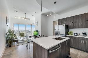 Η κουζίνα ή μικρή κουζίνα στο Snappy loft style 2BR I Gym I Parking I Workspace +15 φωτογραφίες