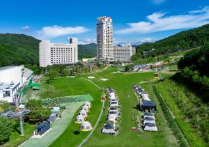 z góry widok na park z namiotami i budynkami w obiekcie Phoenix Resort Pyeongchang w mieście Pjongczang
