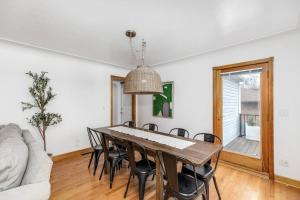 Un comedor con mesa y sillas en 4 br Lakehouse, Fire Pit, King Beds, Bunk room, en Lake Orion