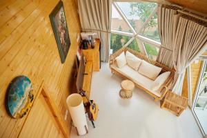 una vista aérea de una sala de estar con una silla de mimbre en Lê Đinh’s House en Di Linh
