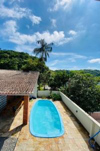 a swimming pool on top of a house at Mandallah Hostel in Joinville