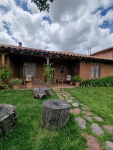 庫斯科的住宿－Magico bungalow en tambillo，院子里有两根木头的房子