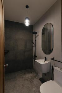 La salle de bains est pourvue d'un lavabo et d'un miroir. dans l'établissement Katig Beachfront Boutique Hotel, à General Luna