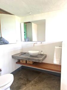 a bathroom with a sink and a mirror at LOFT SAJA. Diseño en tapia pisada contemporáneo in Barichara