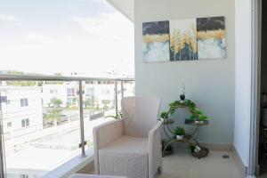 聖弗朗西斯科德馬科里斯的住宿－Luxury Penthouse，客厅配有白色椅子和窗户