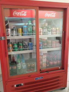 eine Coca-Cola-Kühlbox mit Getränken darin in der Unterkunft Mandallah Hostel in Joinville