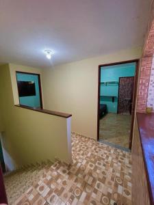 um quarto vazio com um espelho e um quarto com um corredor em Casa de praia Amarópolis em Paripueira