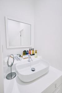 高知的住宿－「まちのアトリエ」STAY UWU 004，白色的浴室设有水槽和镜子
