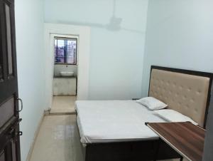Kleines Zimmer mit einem Bett und einem Waschbecken in der Unterkunft MAHENDRA HOME STAY in Faizābād