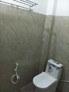 y baño con aseo y ducha. en MAHENDRA HOME STAY en Faizābād