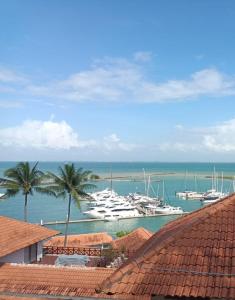 vistas a un puerto con barcos en el agua en Sea View Villa @ Nongsa Resort, en Telukmataikan