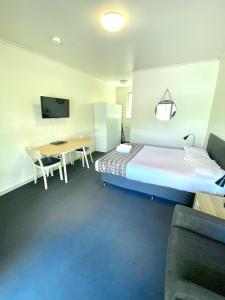 Кровать или кровати в номере Ballarat Colonial Motor Inn