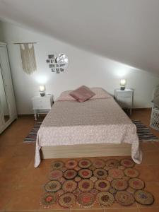 um quarto com uma cama e duas mesas e dois candeeiros em Castro Marim Al Sarita Villa em Castro Marim