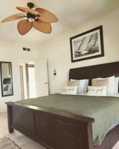 - une chambre avec un lit et un ventilateur de plafond dans l'établissement 702 w/ a view at Princess Heights, à Dawn Beach