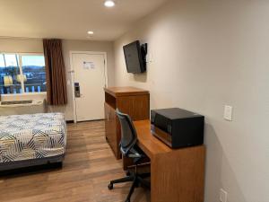 TV a/nebo společenská místnost v ubytování Motel 6 Ridgecrest, CA China Lake