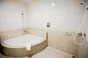 Kupatilo u objektu Cakra Kusuma Hotel