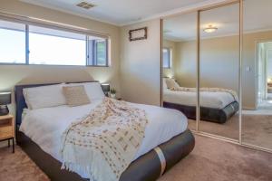 En eller flere senge i et værelse på The Stirling - Experience the Sea to City Lifestyle