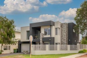 een modern huis met een zwart-witte gevel bij Como Sora - A Breezy Tranquil Oasis on the Coast in Perth