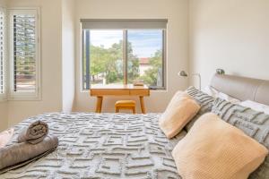 sypialnia z łóżkiem z oknem i biurkiem w obiekcie Como Sora - A Breezy Tranquil Oasis on the Coast w mieście Perth