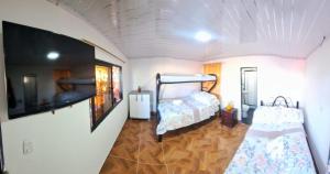 1 dormitorio con 2 literas en una habitación en Finca Cafetera Mi Bendición, en Marquetalia