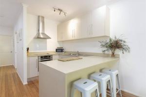 Køkken eller tekøkken på Central Port Douglas Apartment, Walk to Beach - Casuarina Court