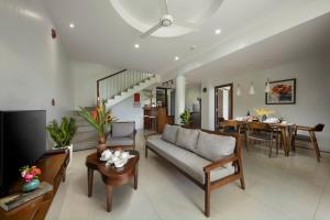 Ivory Villas Hòa Bình في Hòa Bình: غرفة معيشة مع أريكة وغرفة طعام