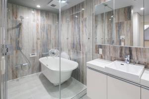 東京にあるLEGALAND Sangenjaya ANNEXの洗面台、トイレ、シャワー付きのバスルーム