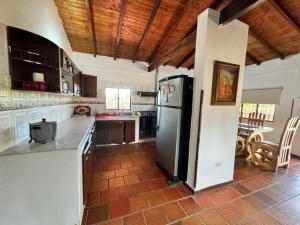 uma grande cozinha com um frigorífico e uma mesa em Finca el Paraíso em Los Santos