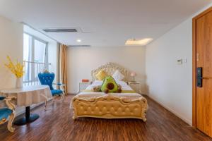 un dormitorio con una cama con un animal de peluche en The Legend Fragrance Hotel- Free Deliver Service to Canton Fair Complex during Canton Fair Period en Cantón