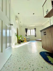 Your House في مدينة هوشي منه: غرفة معيشة مع مدخل مع سجادة
