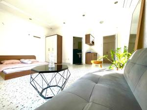 Your House في مدينة هوشي منه: غرفة معيشة مع سرير وطاولة
