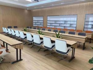 una gran sala de conferencias con una mesa larga y sillas en The Legend Fragrance Hotel- Free Deliver Service to Canton Fair Complex during Canton Fair Period, en Guangzhou