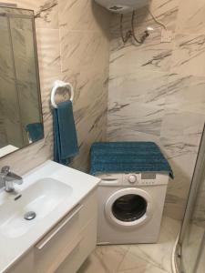La salle de bains est pourvue d'un lave-linge et d'un lavabo. dans l'établissement Modern SeaFront 3bedrooms Apartment, à San Pawl il-Baħar