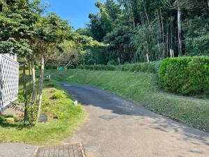 eine gewundene Straße mit einem Baum an der Seite in der Unterkunft 1日1組限定　和洋折衷 EDOYA in Chiba