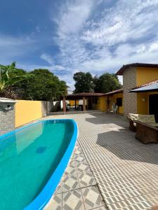 - une piscine au milieu d'une cour avec une maison dans l'établissement Espaço Prime SLZ, à São Luís