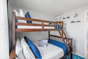 een slaapkamer met 2 stapelbedden met blauwe kussens bij Stylish Haven 11 Minutes from the Richmond Airport in Richmond