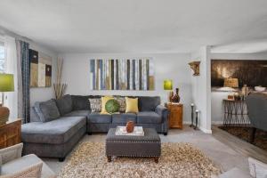 a living room with a couch and a table at Stylish Haven 11 Minutes from the Richmond Airport in Richmond