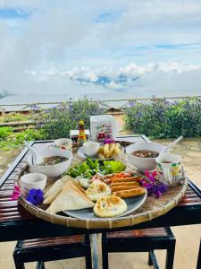 หลงฮักเขาแคมป์ปิ้งภูชี้ฟ้า في Ban Huai Khu: طاولة عليها طبق من الطعام