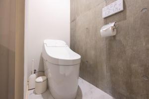 東京にあるLEGALAND Sangenjaya ANNEXのトイレとトイレットペーパーのあるバスルーム