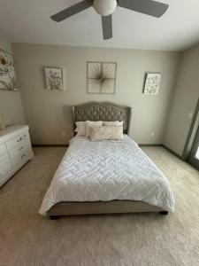 a bedroom with a bed and a ceiling fan at Vacation Rental Home with Pool/Skyline View Near Galleria Mall in Houston