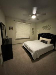 a bedroom with a bed and a ceiling fan at Vacation Rental Home with Pool/Skyline View Near Galleria Mall in Houston