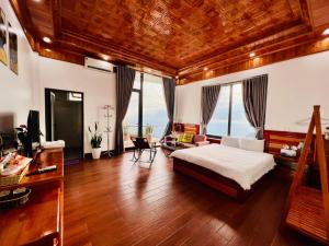 1 dormitorio con cama, escritorio y algunas ventanas en Ruby Tam Đảo, en Tam Ðảo