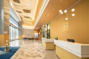 The lobby or reception area at Hilton Garden Inn Shenzhen Airport