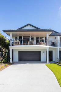 Casa blanca con garaje grande en Little Birdie, en Kingscliff