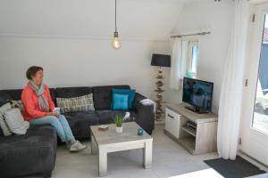 Μια τηλεόραση ή/και κέντρο ψυχαγωγίας στο Lilian Modern Holiday home at a typical dutch canal, close to the Lauwersmeer
