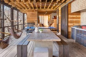 Longhaus: Modern Minimalist Luxury Home: Firepit, outdoor kitchen, pets في Mars Hill: غرفة كبيرة مع طاولة ومطبخ