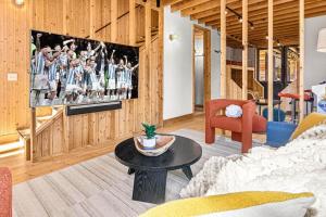 Longhaus: Modern Minimalist Luxury Home: Firepit, outdoor kitchen, pets في Mars Hill: غرفة معيشة مع أريكة وتلفزيون +31 صورة