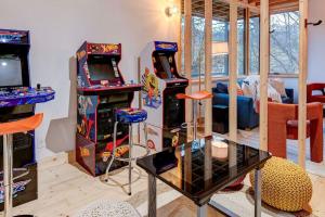 Longhaus: Modern Minimalist Luxury Home: Firepit, outdoor kitchen, pets في Mars Hill: غرفة معيشة فيها لعبتين أروقة وطاولة زجاجية