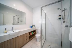 een badkamer met een toilet, een wastafel en een douche bij Kashida - 2BR Townhouse WiFi Study in Marion