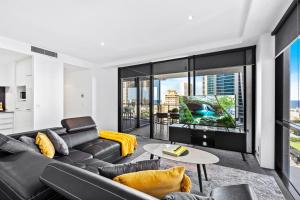 uma sala de estar com um sofá e uma mesa em Circle on Cavill - Ocean Facing - Self Contained, Privately Managed em Gold Coast